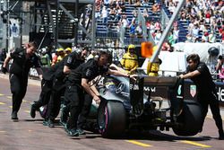 Lewis Hamilton, de Mercedes AMG F1 W07 híbrido se es llevado a los boxes durante la calificación