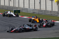 Romain Grosjean, Haas F1 Team VF-18 Ferrari, Kevin Magnussen, Haas F1 Team VF-18 Ferrari, Fernando Alonso, McLaren MCL33 Renault