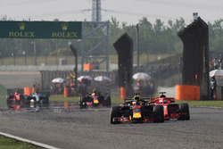 Даниэль Риккардо, Red Bull Racing RB14, и Себастьян Феттель, Ferrari SF71H