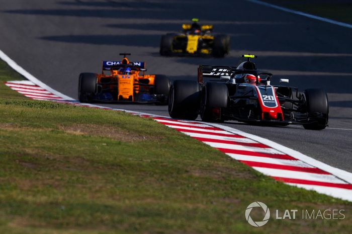 Kevin Magnussen, Haas F1 Team VF-18 Ferrari, Fernando Alonso, McLaren MCL33 Renault, and Carlos Sainz Jr., Renault Sport F1 Team R.S. 18