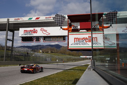 Niklas Nielsen, Formula Racing, prende la bandiera a scacchi