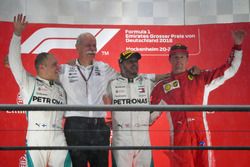 Podio: segundo lugar Valtteri Bottas, Mercedes-AMG F1, Dr. Dieter Zetsche, CEO de Daimler AG, ganador de la carrera Lewis Hamilton, Mercedes-AMG F1 y tercer lugar Kimi Raikkonen, Ferrari