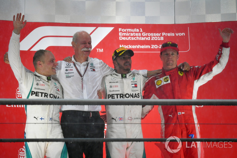Podium : le deuxième, Valtteri Bottas, Mercedes-AMG F1, Dr. Dieter Zetsche, PDG de Daimler AG, le vainqueur Lewis Hamilton, Mercedes-AMG F1, et le troisième, Kimi Raikkonen, Ferrari