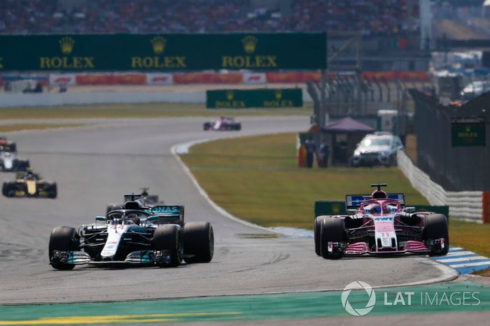 Lewis Hamilton, Mercedes AMG F1 W09, pasa a Sergio Perez, Force India VJM11