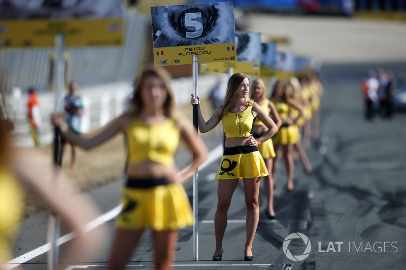 Chica de la parrilla para Petru Florescu, Fortec Motorsports Dallara F317 - Mercedes-Benz