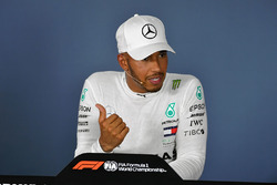 Переможець гонки Льюіс Хемілтон, Mercedes-AMG F1, на прес-конференції