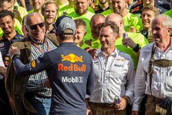 Le vainqueur Max Verstappen, Red Bull Racing fête la victoire avec Dietrich Mateschitz, PDG et fondateur de Red Bull, Christian Horner, directeur de Red Bull Racing et Dr Helmut Marko, consultant de Red Bull avec toute l'équipe