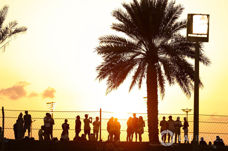 Les fans profitent du coucher de soleil