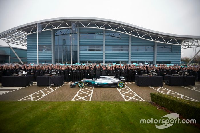 Niki Lauda, Presidente no ejecutivo, Mercedes AMG F1, Lewis Hamilton, Mercedes AMG F1, Toto Wolff, Director Ejecutivo de Mercedes AMG F1 con todos los miembros del equipo