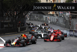 Daniel Ricciardo, Red Bull Racing RB14, Sebastian Vettel, Ferrari SF71H, Lewis Hamilton, Mercedes AMG F1 W09, Kimi Raikkonen, Ferrari SF71H y Valtteri Bottas, Mercedes AMG F1 W09 en e inicio