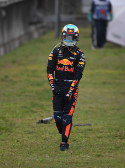Daniel Ricciardo, Red Bull Racing stopped on track in FP3