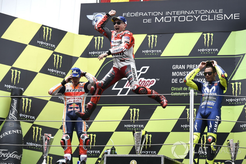 Podio: il secondo classificato Marc Marquez, Repsol Honda Team, il vincitore della gara Jorge Lorenzo, Ducati Team, il terzo classificato Valentino Rossi, Yamaha Factory Racing