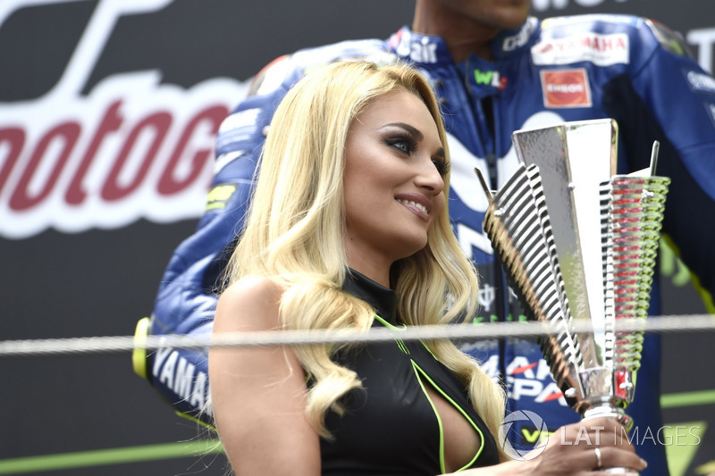 Podio: grid girl Monster
