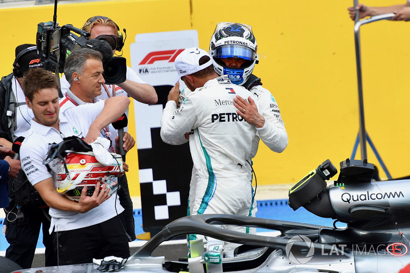 Peraih pole, Lewis Hamilton, bersama Valtteri Bottas