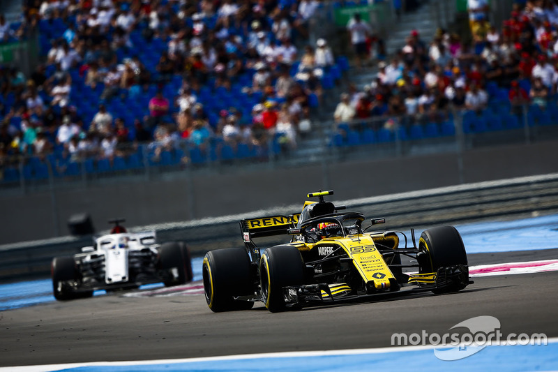 Carlos Sainz Jr., Renault Sport F1 Team R.S. 18, y Marcus Ericsson, Sauber C37