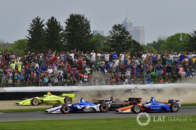 Simon Pagenaud, Team Penske Chevrolet involved in the first lap crash