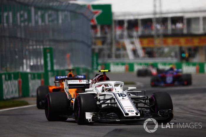 Charles Leclerc, Sauber C37,  por delante de  Fernando Alonso, McLaren MCL33