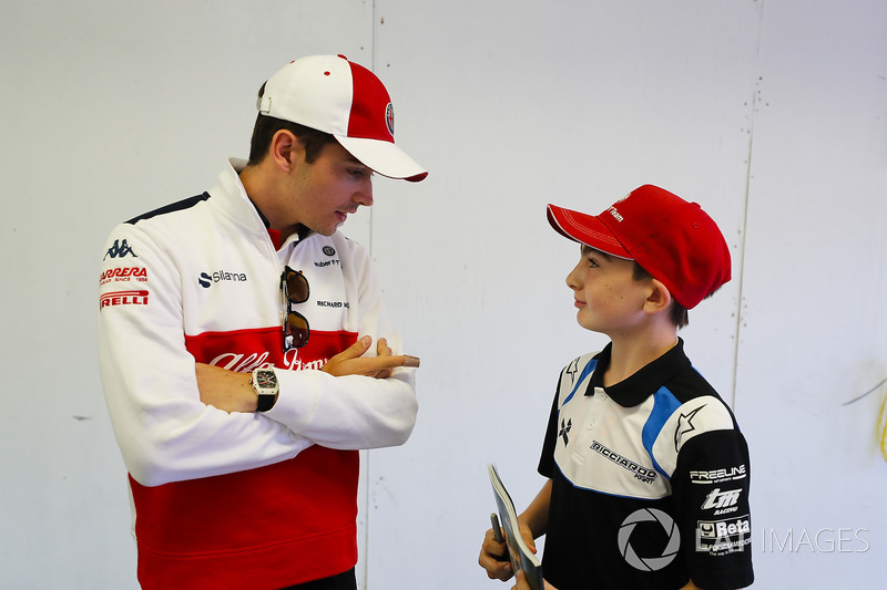 Charles Leclerc, Sauber, parle à un grid kid