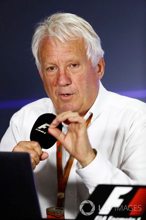 Charlie Whiting, directeur de course de la FIA, lors d'une conférence de presse pour revenir sur la pénalité infligée à Max Verstappen, Red Bull Racing, pour son dépassement hors piste sur Kimi Räikkönen, Ferrari, à Austin