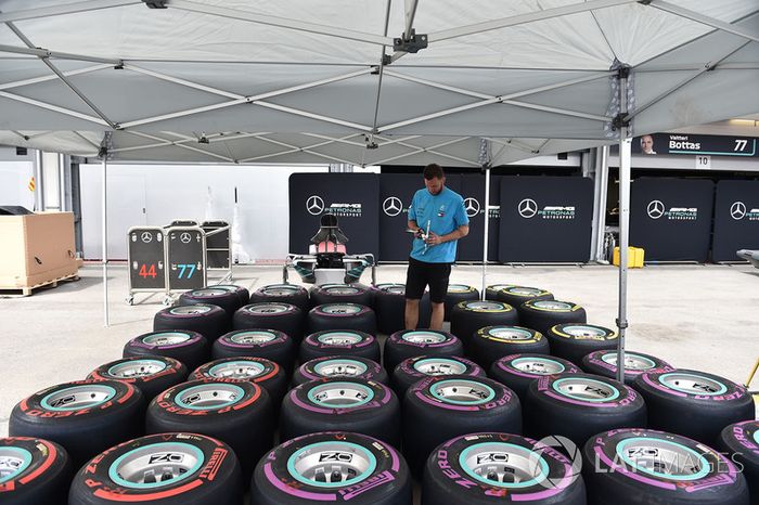 Mecánico de Mercedes AMG F1 y neumáticos de Pirelli