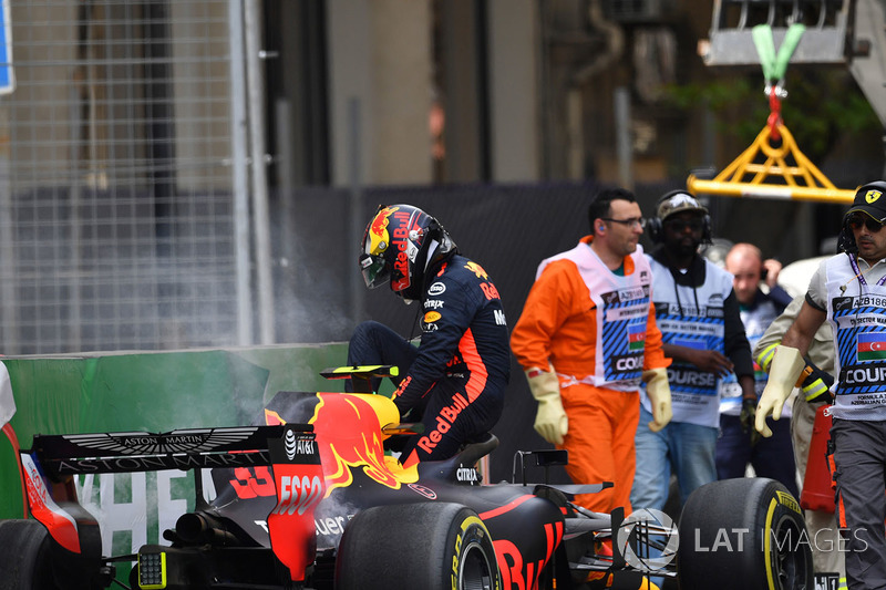 Max Verstappen, Red Bull Racing RB14 crashes