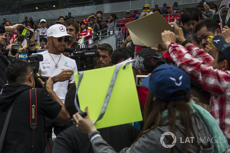 Lewis Hamilton, Mercedes AMG F1 signs autographs for the fans