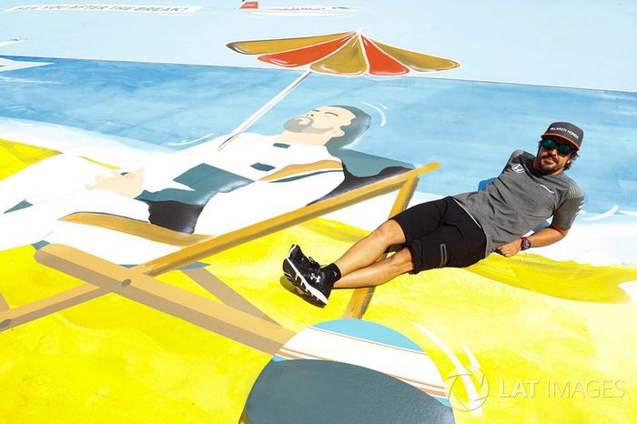  Fernando Alonso, McLaren, the painting of himself in his deck chair