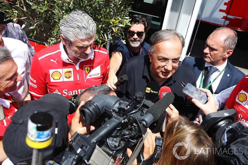 Sergio Marchionne, Director Ejecutivo, Chrysler Fiat y Presidente de Ferrari, es entrevistado junto 