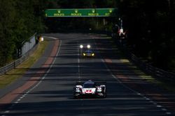 #2 Porsche Team Porsche 919 Hybrid: Timo Bernhard, Earl Bamber, Brendon Hartley
