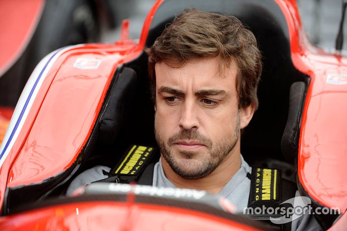 Fernando Alonso sentado en el coche de Marco Andretti