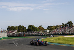 Daniil Kvyat, Scuderia Toro Rosso STR12, devant Antonio Giovinazzi, Sauber C36