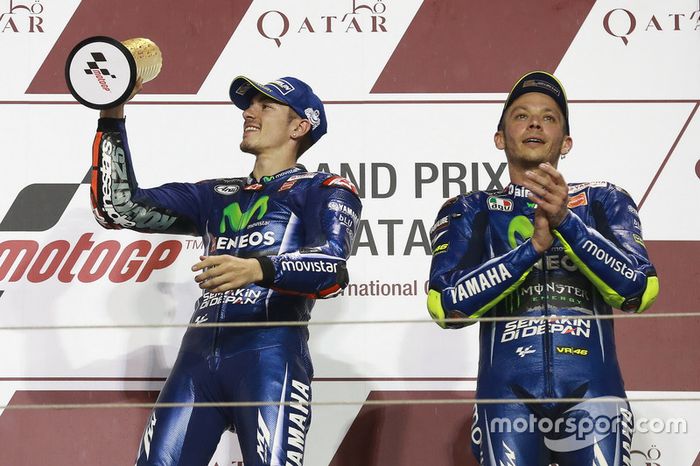 Podium: ganador, Maverick Viñales, Yamaha Factory Racing; tercero, Valentino Rossi, Yamaha Factory Racing