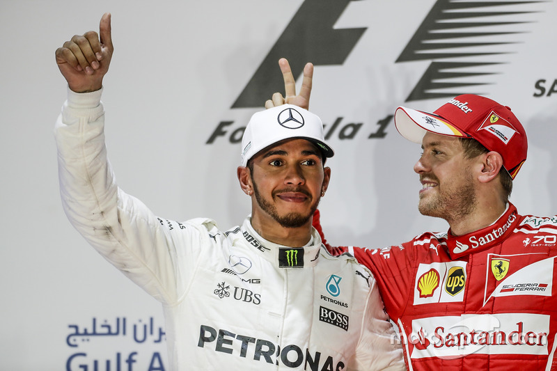 5. Lewis Hamilton, Mercedes AMG, segundo lugar y Sebastian Vettel, Ferrari, ganador de la carrera en el podio