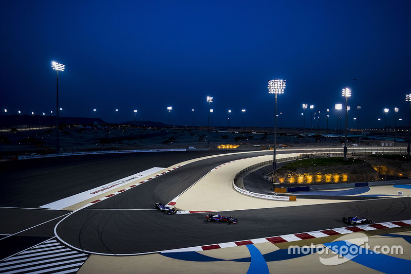 Pascal Wehrlein, Sauber C36-Ferrari, Carlos Sainz Jr., Scuderia Toro Rosso STR12, Marcus Ericsson, Sauber C36