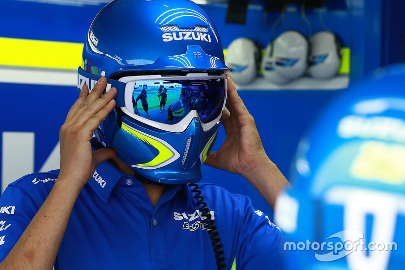 Un mécanicien du Team Suzuki MotoGP
