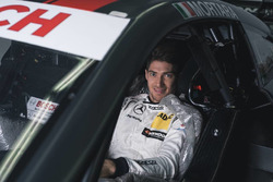 Edoardo Mortara bei der Sitzanpassung
