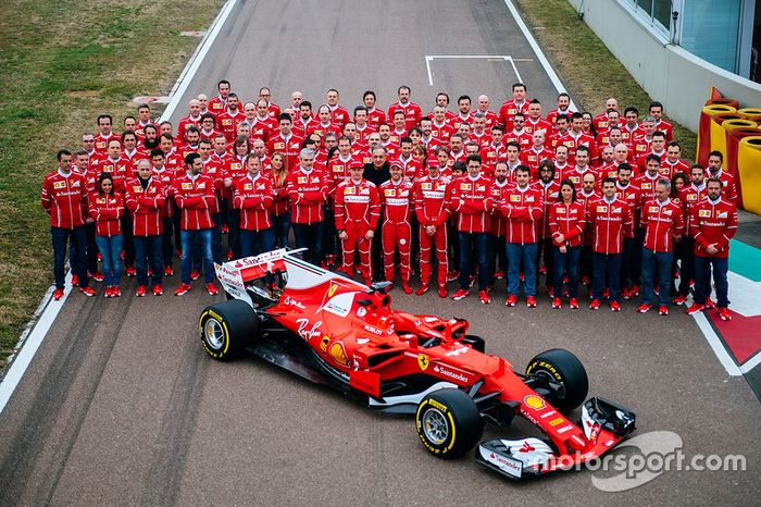 Kimi Raikkonen, Sebastian Vettel, Sergio Marchionne y el equipo Scuderia Ferrari con el nuevo Ferrari SF70H