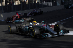 Lewis Hamilton, Mercedes AMG F1 W08, Sebastian Vettel, Ferrari SF70H