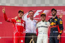 Podium: ganador, Valtteri Bottas, Mercedes AMG F1, segundo, Sebastian Vettel, Ferrari, tercero, Dani