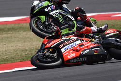 Chute de Chaz Davies, Ducati Team, Jonathan Rea, Kawasaki Racing