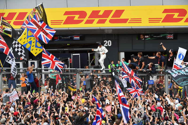 Race winner Lewis Hamilton, Mercedes AMG F1 celebrates with the fans