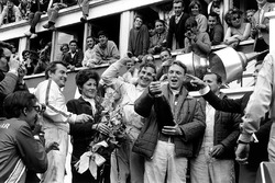 Podium: les vainqueur A.J. Foyt, Dan Gurney, deuxième place pour Ludovico Scarfiotti, Mike Parks. La première fois que le champagne a coulé sur un podium.