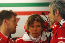 Sebastian Vettel, piloto de Ferrari, y Maurizio Arrivabene, jefe de equipo de Ferrari