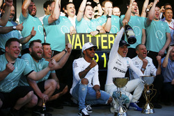Lewis Hamilton, Mercedes AMG F1, le vainqueur Valtteri Bottas, Mercedes AMG F1, Tony Ross, ingénieur de course, Mercedes AMG F1
