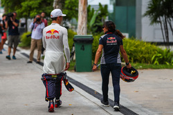 Pierre Gasly, Scuderia Toro Rosso et Fabiana Valenti, attachée de presse Scuderia Toro Rosso