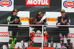 Podium : le deuxième Leon Haslam, Puccetti Racing, le vainqueur Tom Sykes, Kawasaki Racing, le troisième Alex Lowes, Pata Yamaha