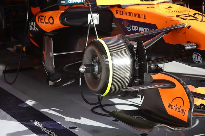 ماكلارين MCL40، التفاصيل الفنية
