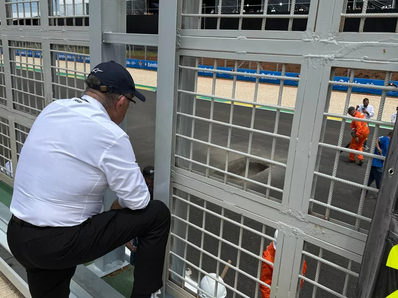 Carmelo Ezpeleta observe la réparation du trou dans la ligne droite de départ/arrivée