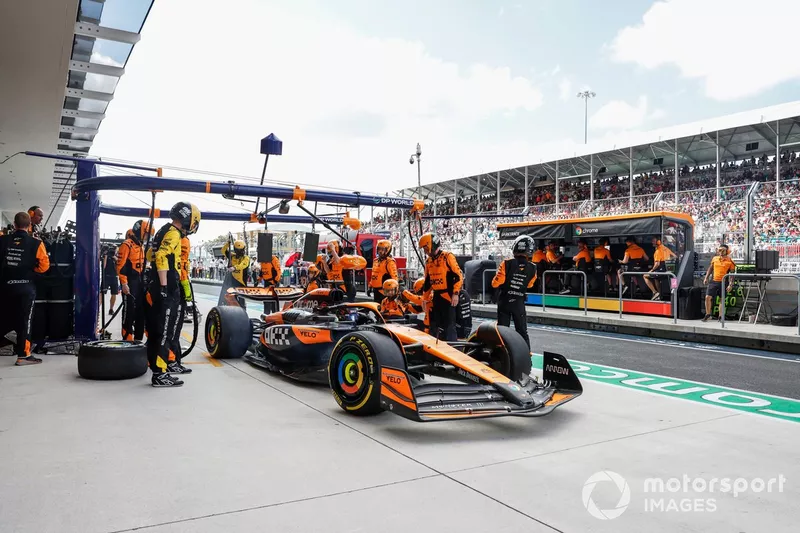 Oscar Piastri, McLaren MCL38, s'arrête aux stands