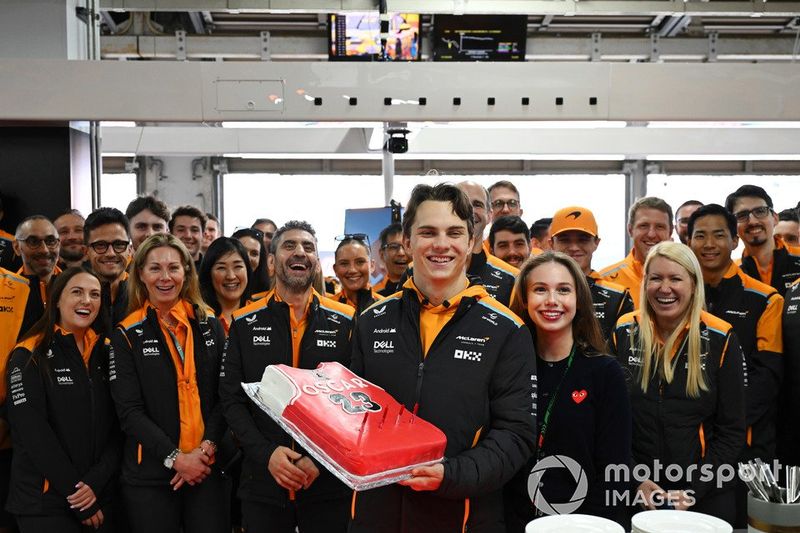 Oscar Piastri, McLaren F1 Team, celebra su cumpleaños con el equipo en el garaje 